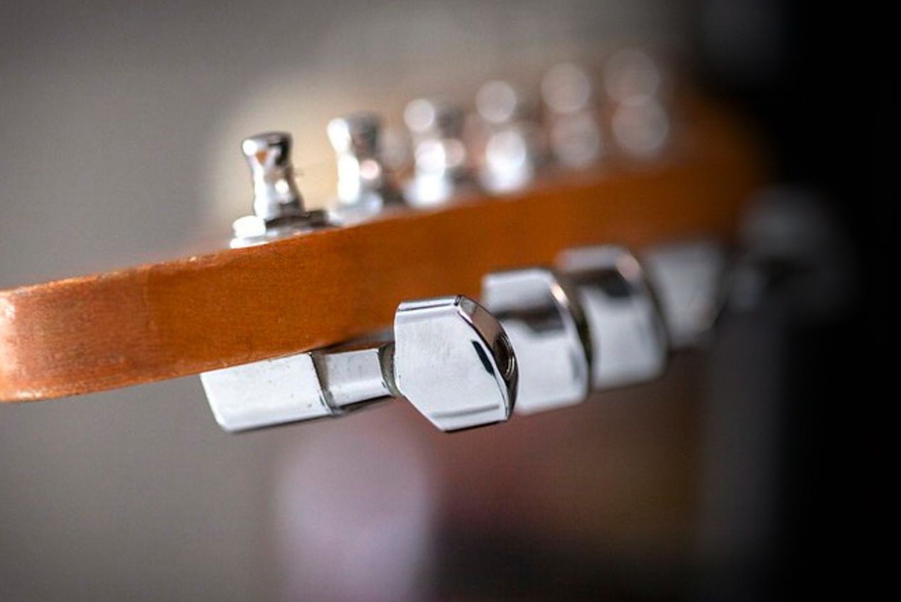 Dettaglio della paletta di una chitarra elettrica con meccaniche cromate del Corso di Chitarra alla Scuola e Accademia di Musica Cluster