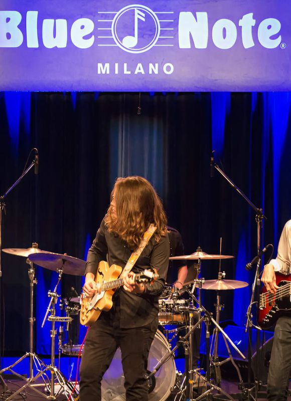 Concerto degli studenti della Scuola di Musica Cluster al Blue Note di Milano con band dal vivo sul palco